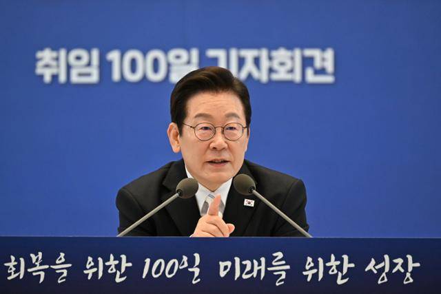 이재명 대통령이 취임 100일째가 되는 11일 서울 청와대 영빈관에서 ‘회복을 위한 100일, 미래를 위한 성장' 기자회견을 하고 있다. 왕태석 선임기자