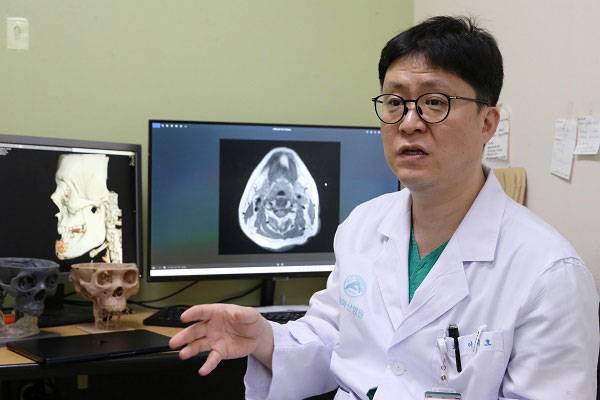 지난 10일 출간된 책《얼굴의 인문학》 저자 서울아산병원 구강악안면외과 이지호 교수는 인류사를 통해 얼굴뼈가 해부학적으로 어떤 의미를 가졌는지 알기 쉽게 풀었다.​/사진=서울아산병원 제공