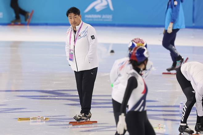 <yonhap photo-6125=""> 윤재명 감독. 연합뉴스</yonhap>