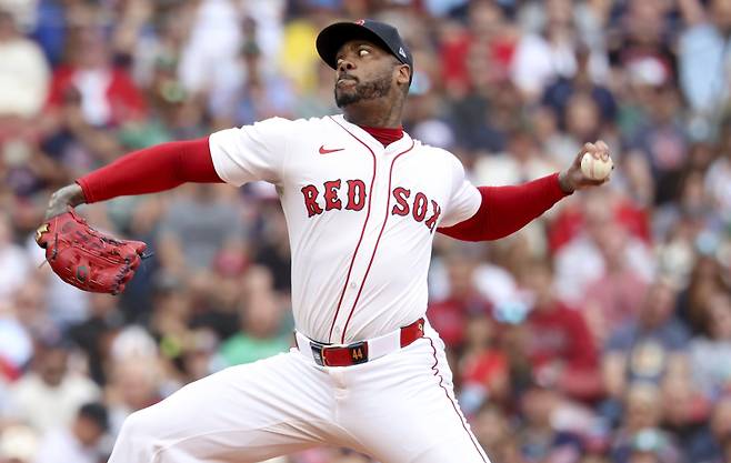 <yonhap photo-2069="">보스턴 마무리 투수 아롤디스 채프먼의 투구 모습. [AP=연합뉴스]</yonhap>