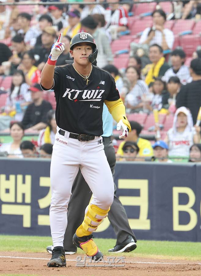 29일 오후 잠실야구장에서 열린 2025 프로야구 KT와 LG 경기. KT 안현민이 1회 우익수 오른쪽 안타를 날리고 기뻐하고 있다. 잠실=정시종 기자 capa@edaily.co.kr /2025.07.29.