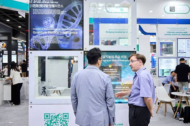 퀀텀 코리아 2025 행사장에서 자사의 기술을 홍보하고 있는 베샤드 대표 / 출처=안젯텍
