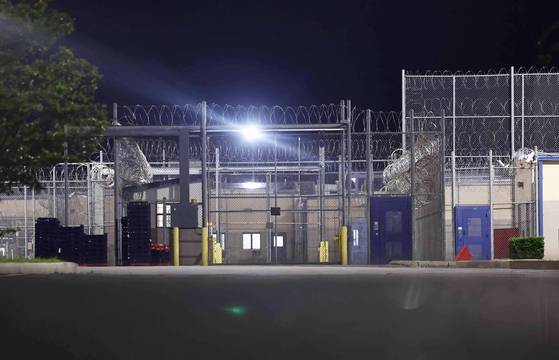 10일(현지시간) 미국 당국의 이민단속으로 체포된 현대차-LG엔솔 배터리공장 건설 현장 직원들이 수감돼 있는 조지아주 포크스턴의 이민세관단속국(ICE) 구금시설. 외교부는 이날 미국 이민당국에 구금된 한국인들을 데려오려던 전세기 출발이 미국측 사정으로 어렵게 됐다고 밝혔다. 연합뉴스