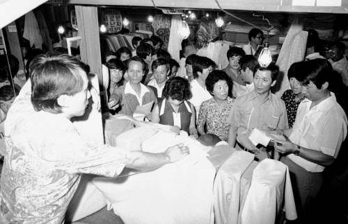 시장에 물가 단속 나온 공무원들. 중앙포토