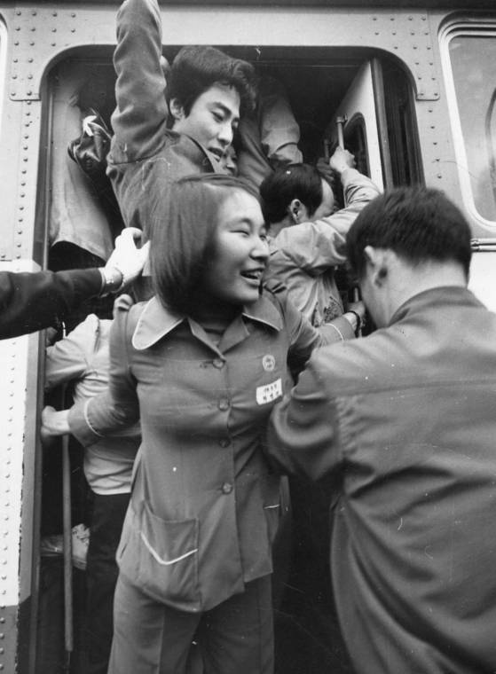 1960~1980년대 승객 탑승 시 요금 징수, 좌석 안내, 질서 유지 등을 담당했던 시내버스 안내양. 중앙포토