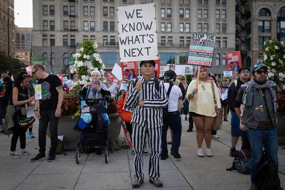 이민세관단속국(ICE)이 ‘미드웨이 급습’으로 명명한 불법체류자 체포 작전을 벌이자 시카고 시민들이 항의 시위를 벌였다. [AFP=연합뉴스]