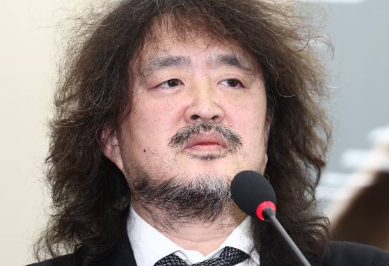 방송인 김어준 씨가 지난해 12월 서울 여의도 국회에서 열린 과학기술정보방송통신위원회 전체회의에 출석해 계엄 사태 당시 암살 제보와 관련해 폭로하고 있다. 뉴스1