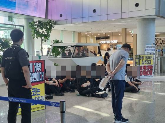한국노총 산하 한마음인천공항노동조합은 지난달 4일부터 11일간 인천공항공사 청사 로비를 불법 점거한 채 고용 승계를 요구하는 시위를 진행했다. [사진 독자 제공]