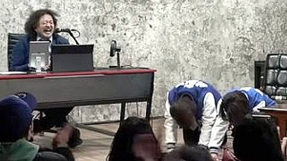 김어준씨 유튜브에서 총선 후보들이 절하는 모습. 뉴시스