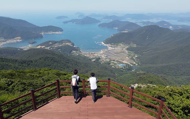 거제도 노자산 정상의 전망대에서 본 한려해상의 절경. 추봉도·한산도·용호도· 비진도 등이 어우러진 모습이 장관이다.
