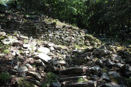 왜구의 침입을 막기 위해 돌로 쌓은 다대산성.