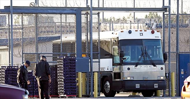 < 석방 소식 언제 나오나 > 10일(현지시간) 미국 이민당국에 체포된 현대차·LG에너지솔루션 합작공장 직원들이 구금된 조지아주 포크스턴 구치소에서 버스가 텅 빈 상태로 이동하고 있다. 한국인 구금자들은 이날 오후 전세기로 귀국할 예정이었지만 미국 측 사정으로 돌연 연기됐다.  /연합뉴스