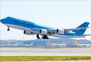 < 전세기는 떴지만 > 미국 조지아주의 ﻿건설 현장에서 구금된 한국인을 태울 대한항공 전세기가 10일 인천공항에서 이륙하고 있다.  /최혁 기자