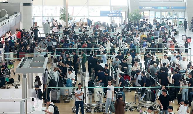 인천국제공항 1터미널 출국장이 해외여행을 떠나는 여행객들로 북적이고 있다. 사진=최혁 기자