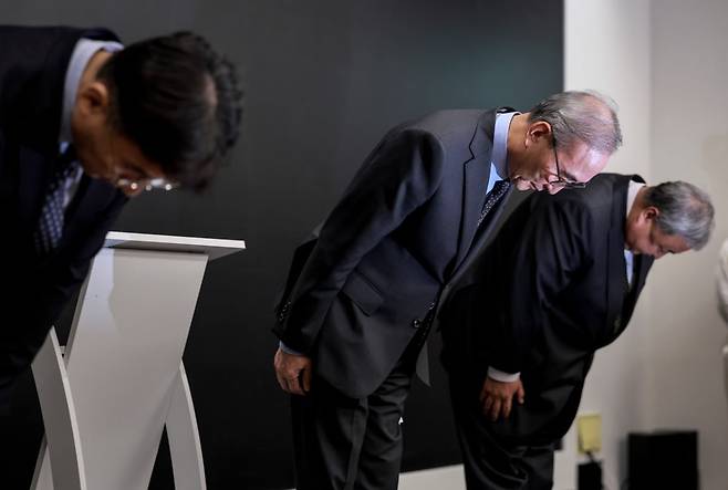 김영섭 KT 사장이 11일 서울 종로구 KT 광화문빌딩 웨스트 사옥에서 소액결제 피해와 관련해 고개 숙여 사과하고 있다. 사진=연합뉴스