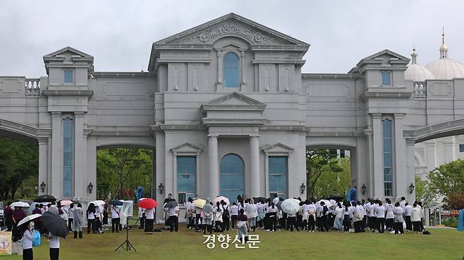 김건희 특검팀이 건진법사 청탁 의혹과 관련해 경기 가평군 통일교 본부를 압수수색하고 있는 7월18일 통일교 신자들이 건물 입구에서 기도하고 있다. 정효진 기자