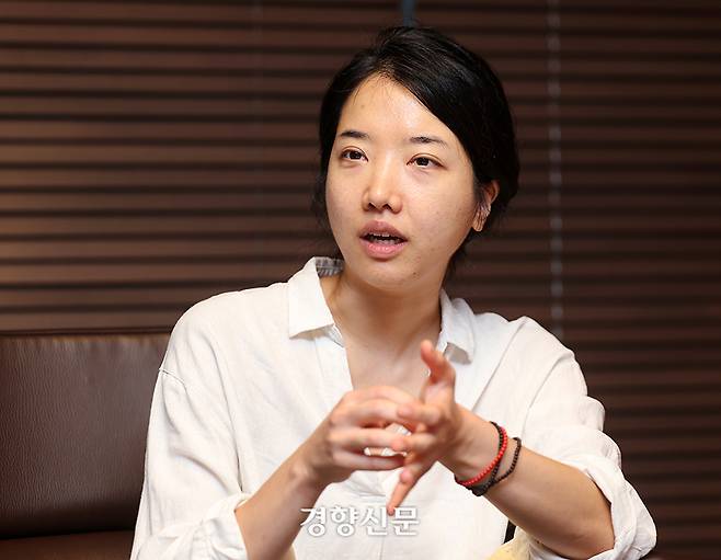 연극 <마른 여자들>의 이세영 배우가 지난달 28일 서울 종로구 두산아트센터에서 경향신문과 인터뷰 하고 있다. 정지윤 선임기자