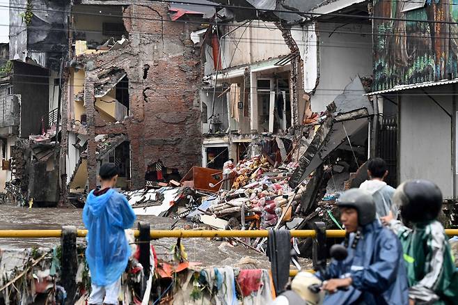 10일(현지시간) 인도네시아 발리주 주도 덴파사르에서 전날 밤 내린 폭우로 홍수가 발생해 건물이 무너졌다. AFP연합뉴스