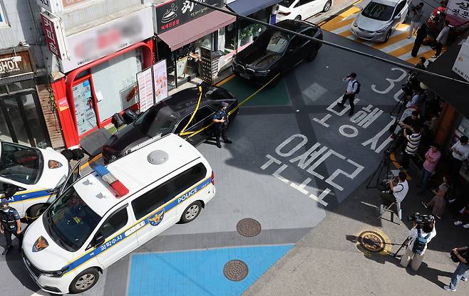Police investigate the scene of a triple murder, at a pizza restaurant in Gwanak-gu, Seoul, Sept. 3. (Yonhap)