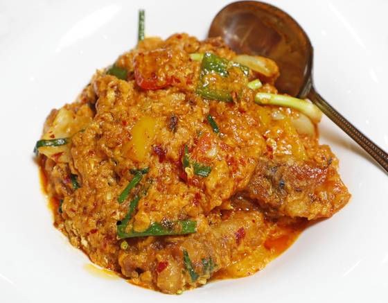 Phu phat phong curry served at Zaab E Lee [PARK SANG-MOON]