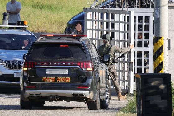 An explosive ordnance disposal team passes through the guard post after an explosion occured during training at an Army unit in Paju, Gyeonggi on Sept. 10. [YONHAP]