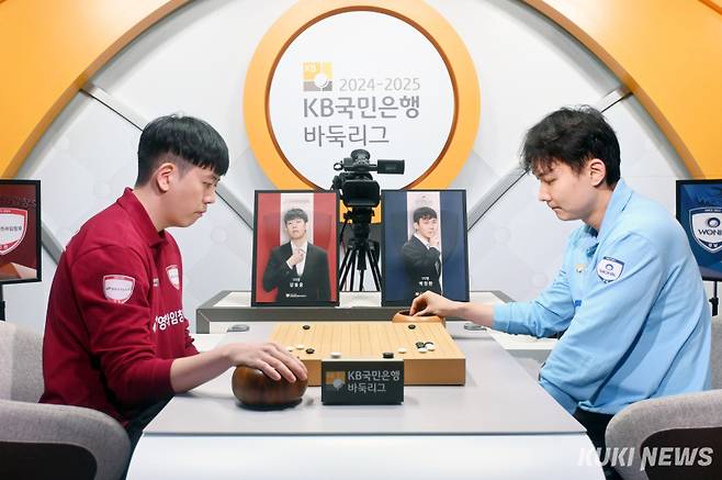 ‘10초 바둑’으로 치른 2024-2025 바둑리그 개막전. 영림프라임창호 주장 강동윤 9단(왼쪽)이 박정환 9단을 격파한 기세를 몰아 다승왕을 차지하고 팀의 창단 첫해 통합 우승을 견인했다. 쿠키뉴스 자료사진