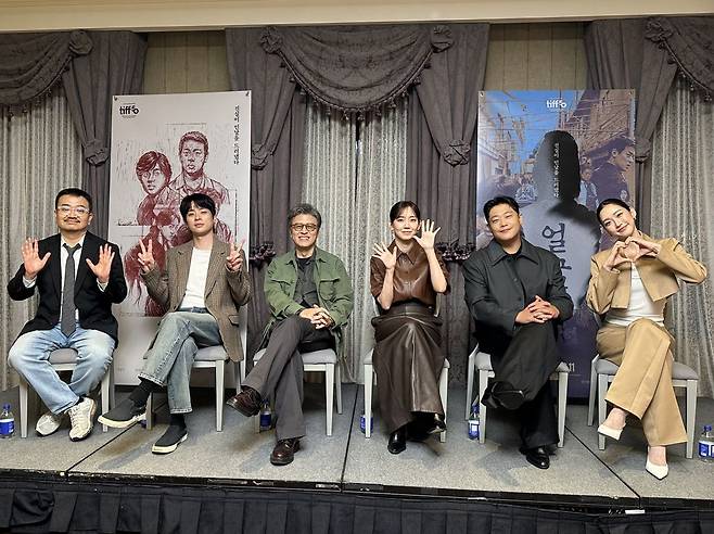 10일 캐나다 토론토 현지에서 화상 간담회에서 나선 영화 '얼굴'의 연상호 감독(맨 왼쪽)과 출연진. 플러스엠 엔터테인먼트 제공