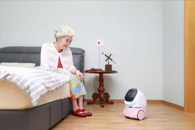 삼성물산이 실증에 들어간 ‘홈 인공지능(AI) 컴패니언’ 로봇이 노인과 마주 보고 있다. 아파트 단지에 이 서비스가 도입되면 로봇은 말동무, 집사, 간호사 역할을 수행할 것으로 기대된다. 삼성물산 건설부문 제공