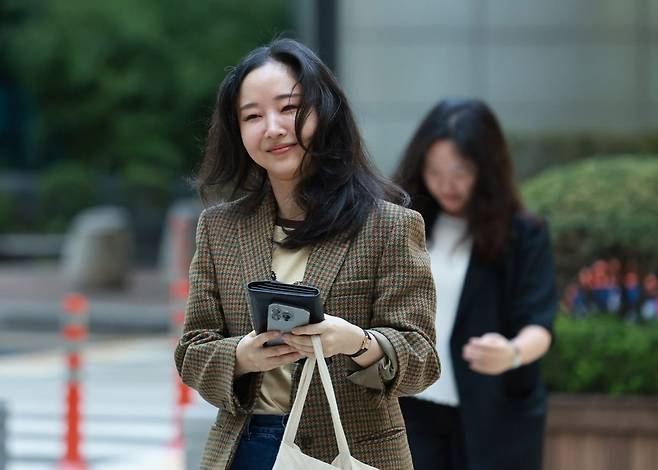 민희진 전 어도어 대표가 11일 서울 서초구 중앙지방법원에서 열린 하이브와의 주식 매매대금 청구 및 주주 간 계약 해지 확인 소송에 증인으로 출석하고 있다. 연합뉴스