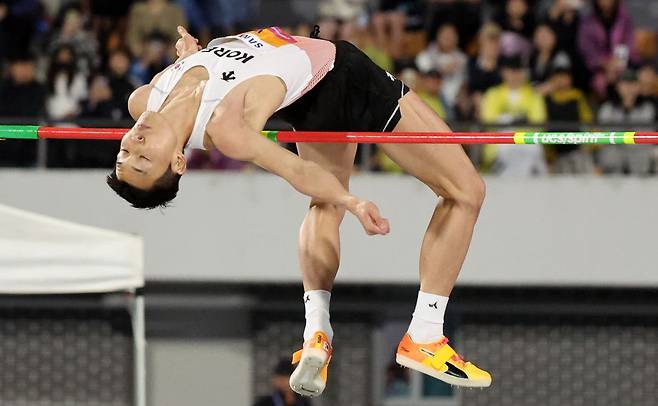 우상혁이 지난 5월 경북 구미시민운동장에서 열린 2025 구미아시아육상선수권대회 남자 높이뛰기 결선에서 바를 넘고 있다. 뉴시스