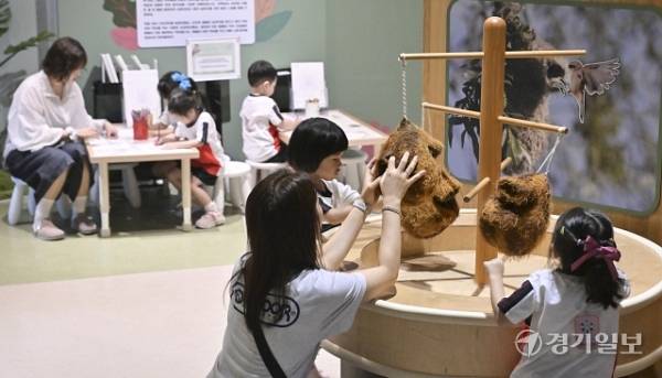 숲생태존 '깊은 숲 지혜의 나무를 찾아서' 전시관에서 직접 체험해보는 어린이들. 홍기웅기자