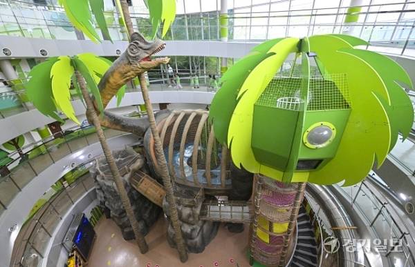초식 공룡 브라키오사우루스를 이용해 체험형 전시공간인 클라이머존. 홍기웅기자