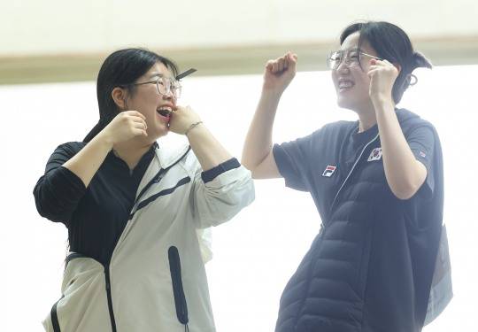 함께 기뻐하는 오예진과 양지인. 사진[연합뉴스]