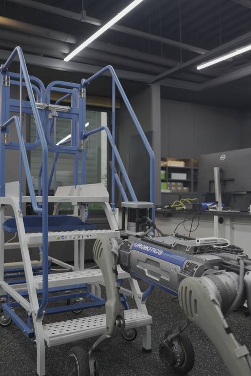 드림워크를 적용한 사족보행 로봇은 별도의 시각이나 촉각 센서의 도움 없이 계단도 성큼 오를 수 있다.  [사진=유로보틱스]