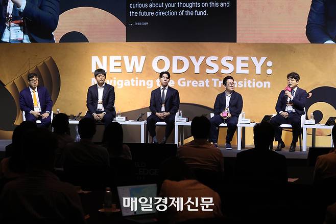 10일 서울 중구 신라호텔·장충아레나에서 열린 제26회 세계지식포럼 ‘코리아컨퍼런스, 세계로 향하는 K스타트업’ 세션에서 (맨 왼쪽부터) 전동근 퀀텀에어로 대표, 이성호 한국에프앤비파트너스(KFP) 대표, 이상현 가디언 AI 대표, 이창수 올거나이즈 대표, 이다훈 레티튜 대표가 대담하고 있다. 이충우 기자