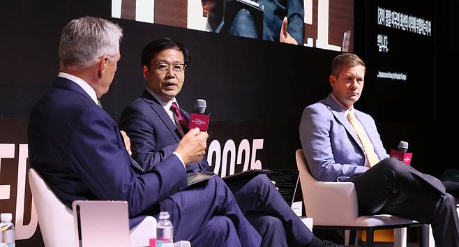 11일 세계지식포럼 ‘글로벌 통상질서와 미래전망’ 세션에서 여한구 산업통상자원부 통상교섭본부장이 패널리스트와 토론하고 있다. 왼쪽부터 테리 마르틴 뉴스진행자, 여 본부장, 할 브랜즈 존스홉킨스대 국제대학원 교수. 이충우 기자