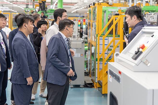 삼성전자가 중소기업중앙회, 중소벤처기업부와 함께 11일 삼성전자 광주사업장에서 중소기업 대표 등 300여 명을 초청해 스마트공장 지원 사업을 위한 킥오프 행사를 갖고 첨단 세탁기 생산라인을 소개하고 있다.  삼성전자