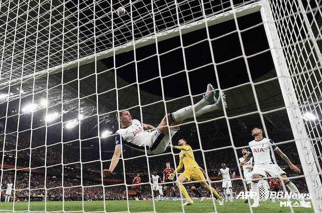 반 더 벤의 수비 하나가 2024-25시즌 토트넘 홋스퍼의 유럽축구연맹 유로파리그 우승에 큰 역할을 했다. 사진=AFPBBNews=News1