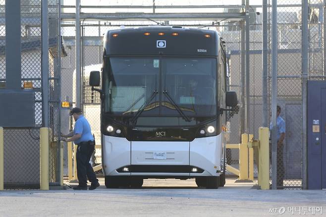 [포크스턴=AP/뉴시스] 10일(현지 시간) 미국 조지아주 포크스턴 이민세관단속국(ICE) 구금시설에서 버스가 이동하고 있다. 정부에 따르면 11일 정오 한국인 316명 등 총 330명이 전세기에 탑승해 귀국할 예정이다.