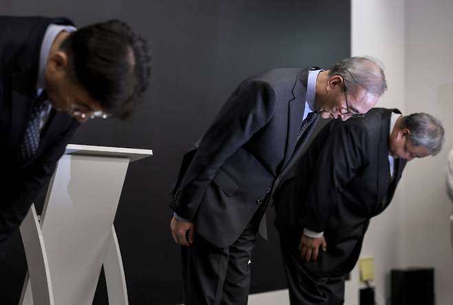 김영섭 KT 대표이사가 11일 서울 종로구 KT 광화문빌딩 웨스트 사옥에서 열린 소액결제 피해 관련 기자 브리핑에서 고개 숙여 사과하고 있다. 왼쪽부터 서창석 KT 네트워크부문장, 김 대표이사, 이현석 KT 고객(Customer)부문장/사진=뉴시스