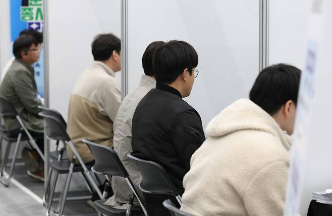 '2025 수원 일자리박람회'에서 구직자들이 면접을 보고 있다. / 사진=뉴스1 김영운 기자