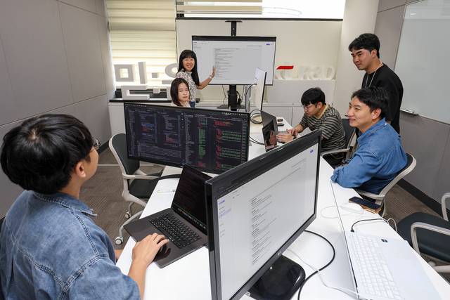 KT 기술혁신부문 연구원들이 서울 서초구 KT 우면연구센터에서 AI 모델 ‘믿:음 2.0’을 테스트하는 모습.  KT 제공