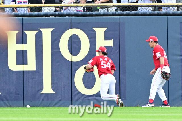 SSG 최지훈이 4회말 오스틴의 안타 때 포구 실책을 하고 있다.