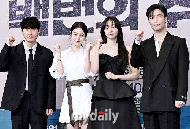 11일 오후 서울 신도림 더링크호텔에서 진행된 JTBC 토일드라마 '백번의 추억' (극본 양의승 김보람, 연출 김상호) 제작발표회에서 참석자들이 포토타임을 갖고 있다. 왼쪽부터 김상호 연출, 배우 신예은, 김다미, 허남준.'백번의 추억'은 1980년대를 배경으로 100번 버스 안내양 영례(김다미 분)와 종희(신예은 분)의 빛나는 우정, 그리고 두 친구의 운명적 남자 재필(허남준 분)을 둘러싼 애틋한 첫사랑을 그린 뉴트로 청춘 멜로 드라마다. 9월 13일 첫 방송 예정.