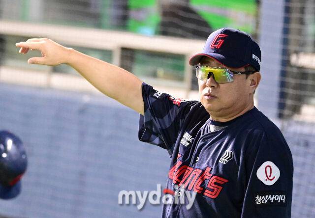 2025년 9월 2일 오후 서울 잠실구장에서 열린 '2025 신한 SOL뱅크 KBO 리그' 롯데 자이언츠와 LG 트윈스의 경기. 롯데 김태형 감독이 9회초 선수를 교체하고 있다./마이데일리