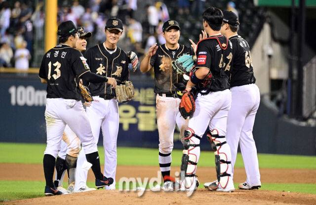 2025년 9월 11일 오후 서울 잠실구장에서 열린 '2025 신한 SOL뱅크 KBO 리그' KT 위즈와 LG 트윈스의 경기KT가 6-4로 승리한 뒤 기뻐하고 있다./잠실=유진형 기자