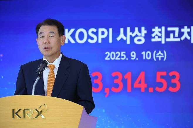 코스피가 종가 기준 사상 최고치를 기록한 10일 오후 부산 남구 한국거래소에서 정은보 한국거래소 이사장이 인사말을 하고 있다. 코스피는 전일 대비 1.67% 오른 3314.53로 마감했다. 종가 기준 최고가를 경신한 것은 2021년 7월 6일(3305.21포인트) 이후 약 4년 2개월만이다 [연합]