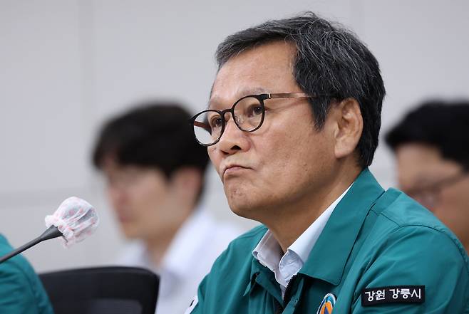 9일 강원 강릉시청에서 김홍규 시장이 지역 가뭄 피해 상황을 점검하며 생각에 잠겨 있다. [연합]