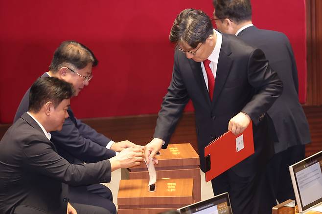 불법 정치자금 수수 혐의를 받는 권성동 국민의힘 의원이 11일 국회 본회의에서 자신의 체포동의안에 대해 투표하고 있다. [연합]