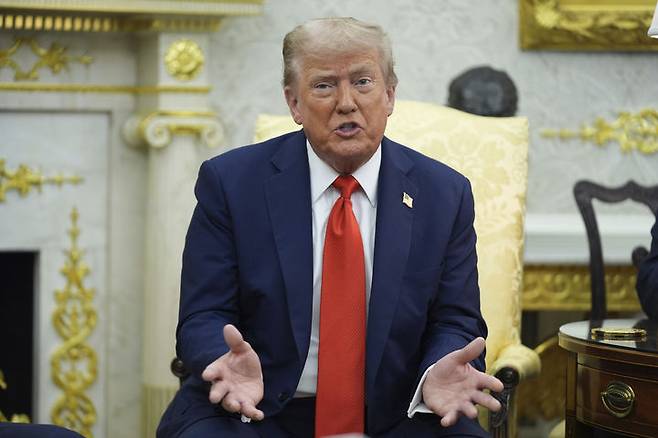 [워싱턴=AP/뉴시스] 10일(현지 시간) 뉴욕타임스(NYT), 월스트리트저널(WSJ)에 따르면, 만약 트럼프 행정부가 대법원에서 승소한다면 대통령은 의회 승인 없이도 수입품에 광범위하게 세금을 부과할 수 있는 권한을 얻게 된다. 사진은 도널드 트럼프 미국 대통령. 2025.09.11.